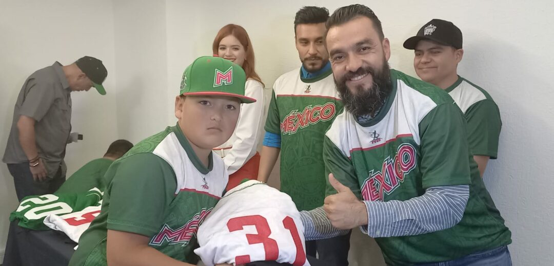 ENTREGAN UNIFORMES A SELECCIÓN MEXICANA