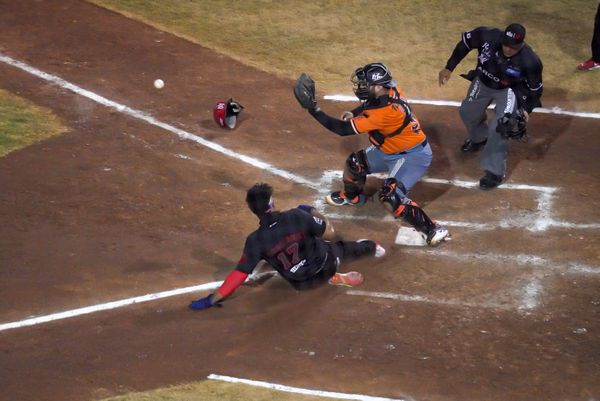 LOS ÁGUILAS LE PEGARON A NARANJEROS