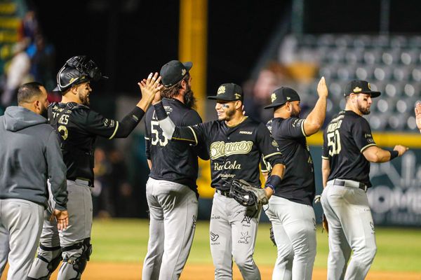 LOS CHARROS SE LLEVARON LA SERIE DE LOS MOCHIS