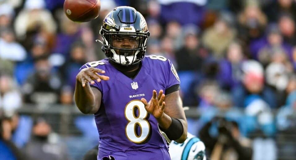 LAMAR JACKSON LANZA EL OVOIDE DURANTE UN PARTIDO CON LOS RAVENS