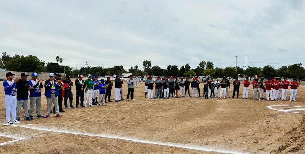 SE LANZA LA PRIMERA BOLA EN LA LIGA DE SOFTBOL JESÚS MACLOVIO GIL