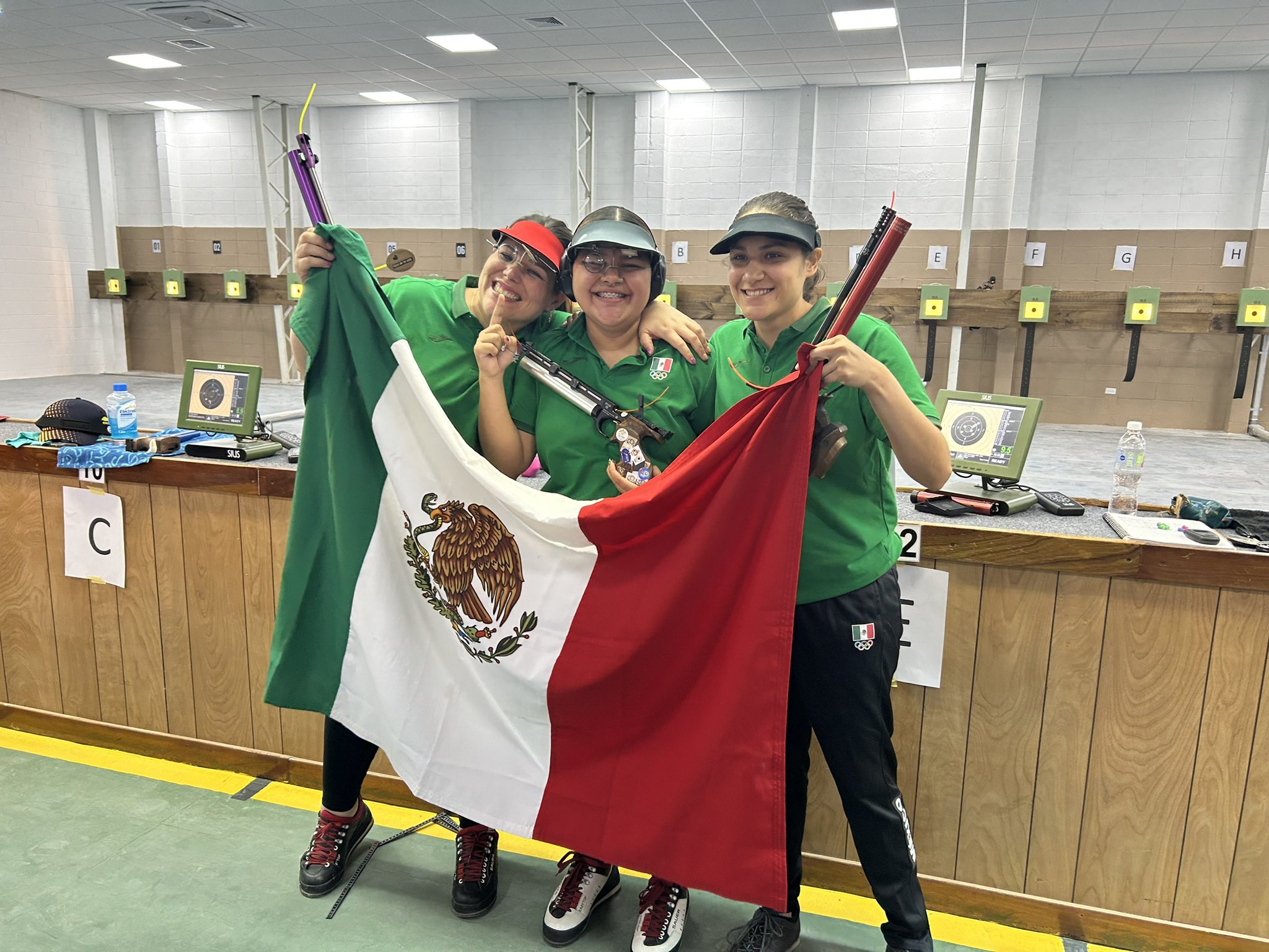 MÉXICO DOMINÓ EN LA PRUEBA POR EQUIPOS E INDIVIDUAL EN PISTOLA DE AIRE FEMENIL DE 10 METROS