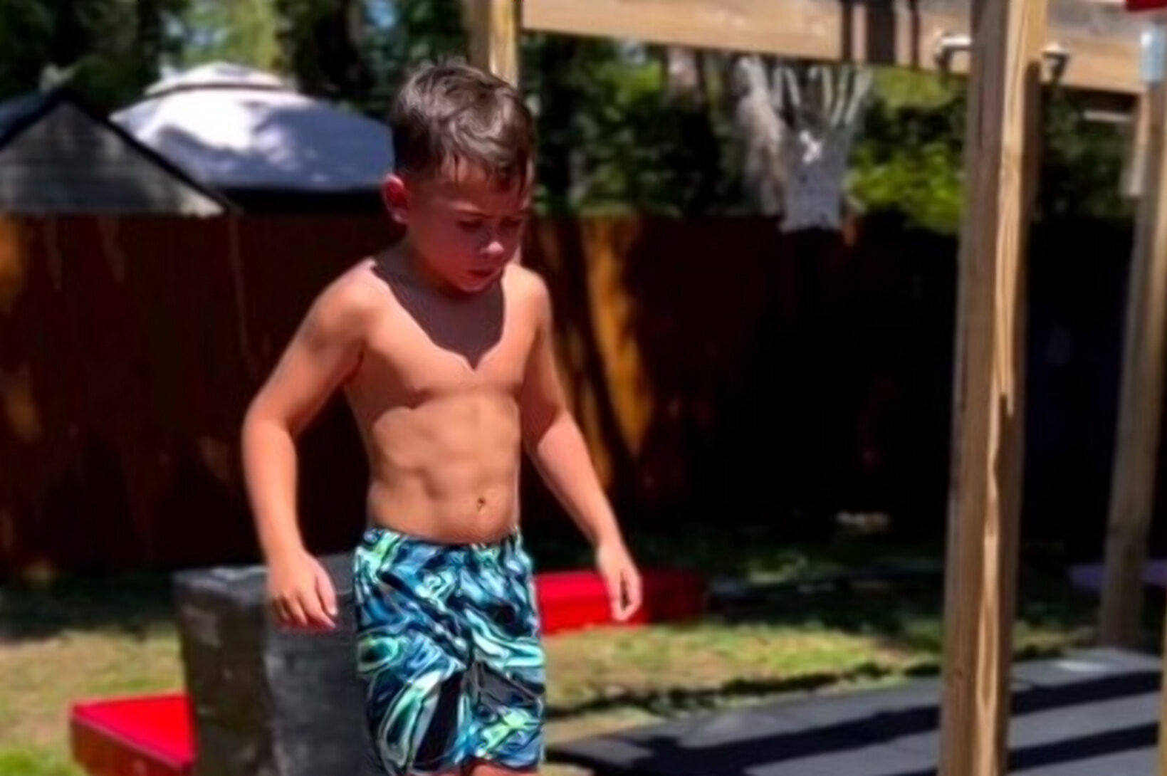 Este niño tiene una condición física impresionante