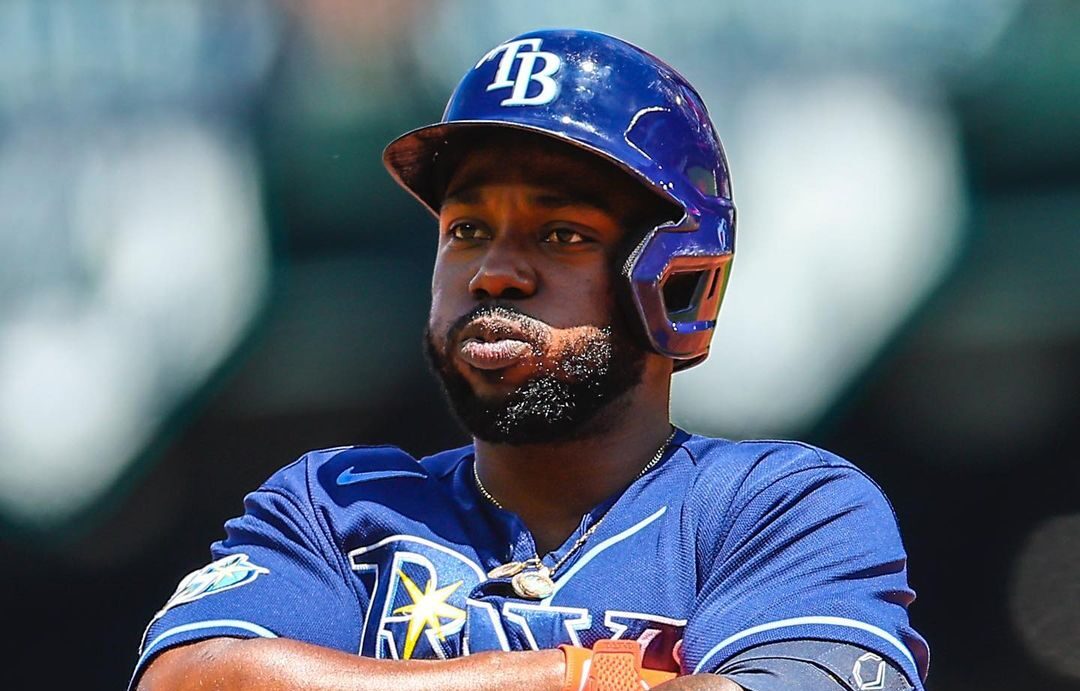 RANDY AROZARENA PUEDE DOMINAR UNA PELOTA DE BEISBOL CON LOS PIES