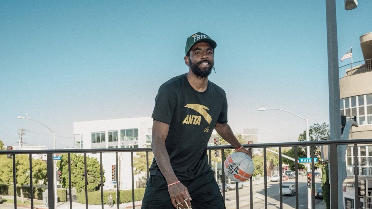 KYRIE IRVING FIRMÓ CON LA MARCA CHINA ANTA