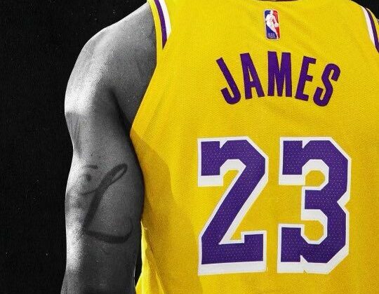 LEBRON REGRESA AL NÚMERO '23'