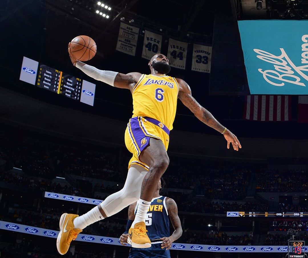 LEBRON JAMES VERÁ SU NÚMERO RETIRADO POR LOS LAKERS