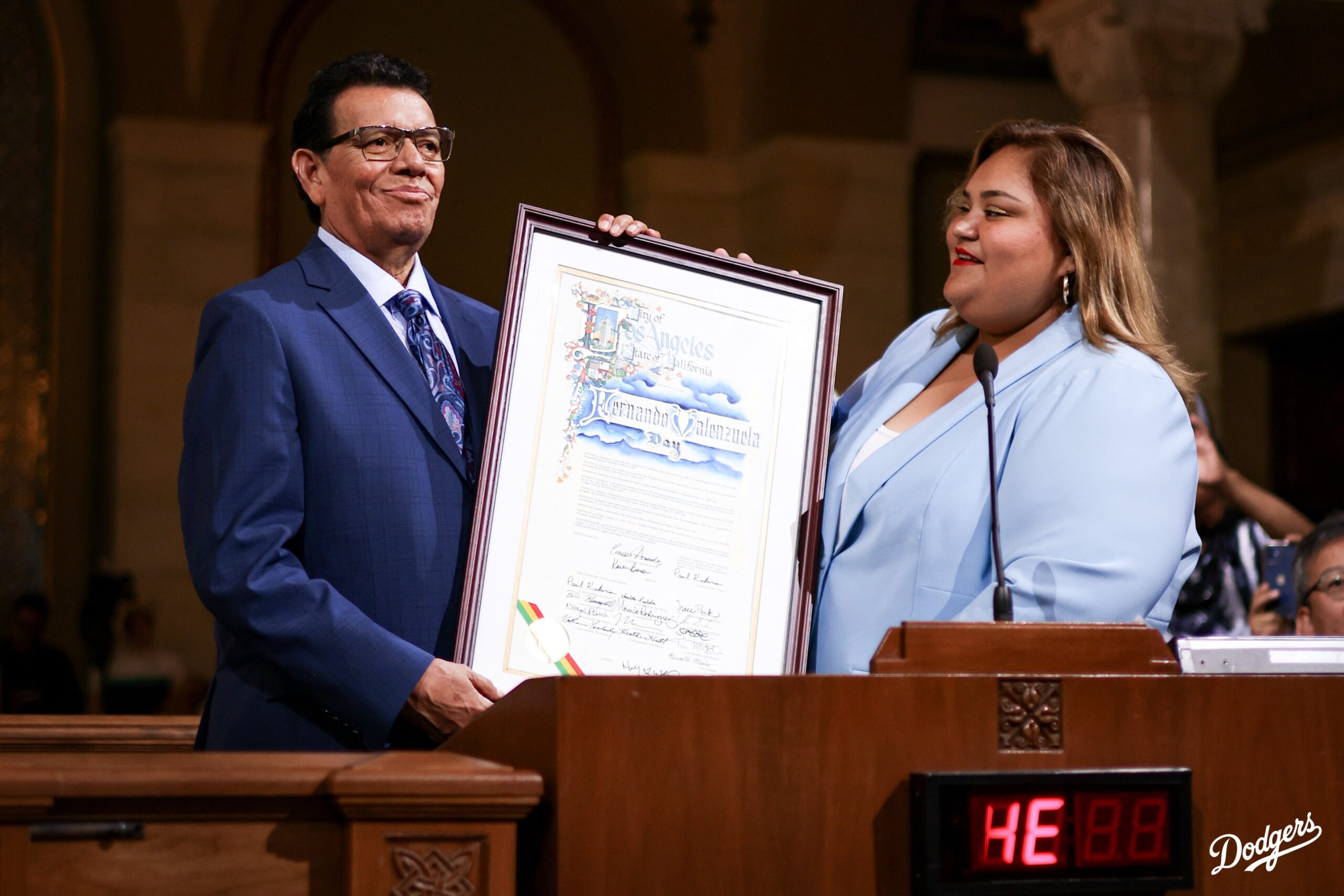 ESTE ES EL RECONOCIMIENTO QUE LE OTORGÓ EL CONDADO DE LOS ANGELES A FERNANDO VALENZUELA