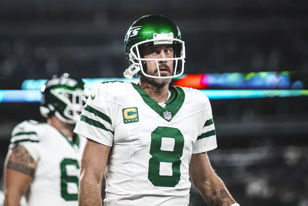 AARON RODGER SALE AL CAMPO PARA EL PARTIDO DE LOS JETS ANTE BILLS