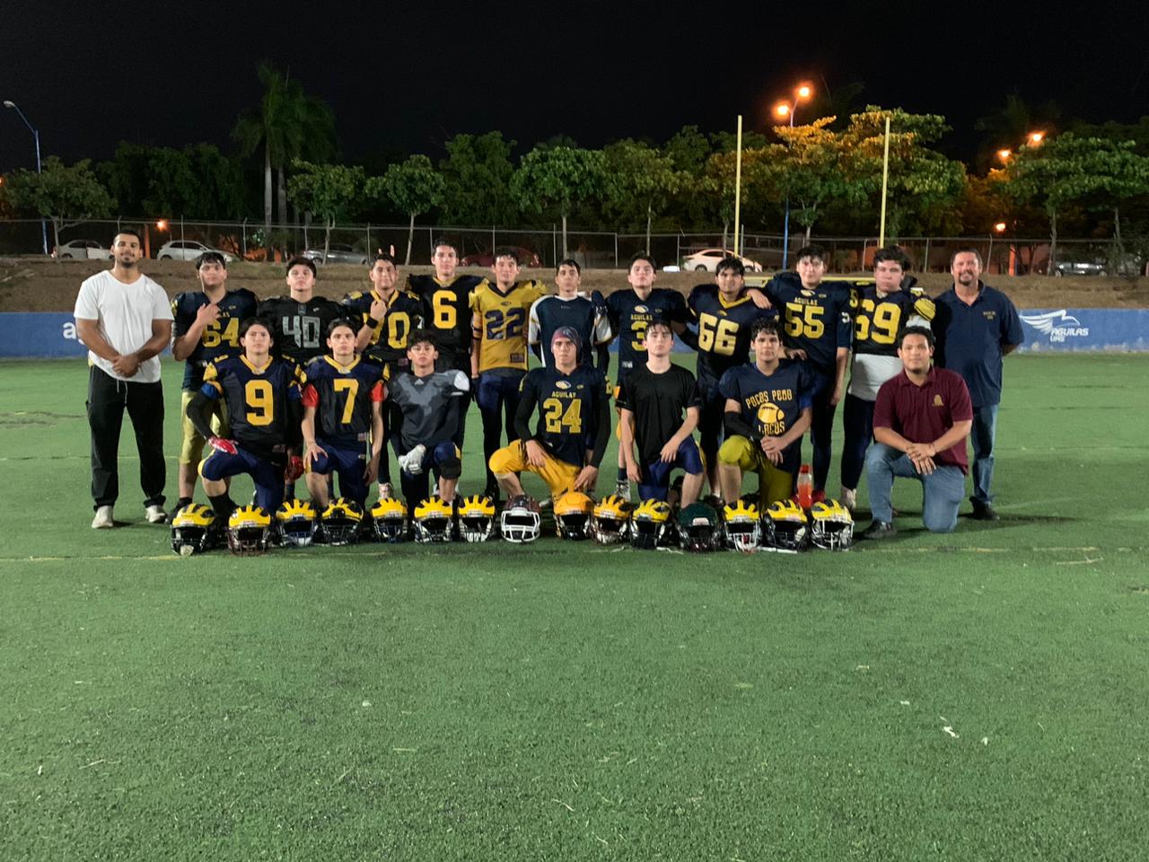 JUGADORES DE LAS ÁGUILAS UAS POSAN PARA LA FOTO