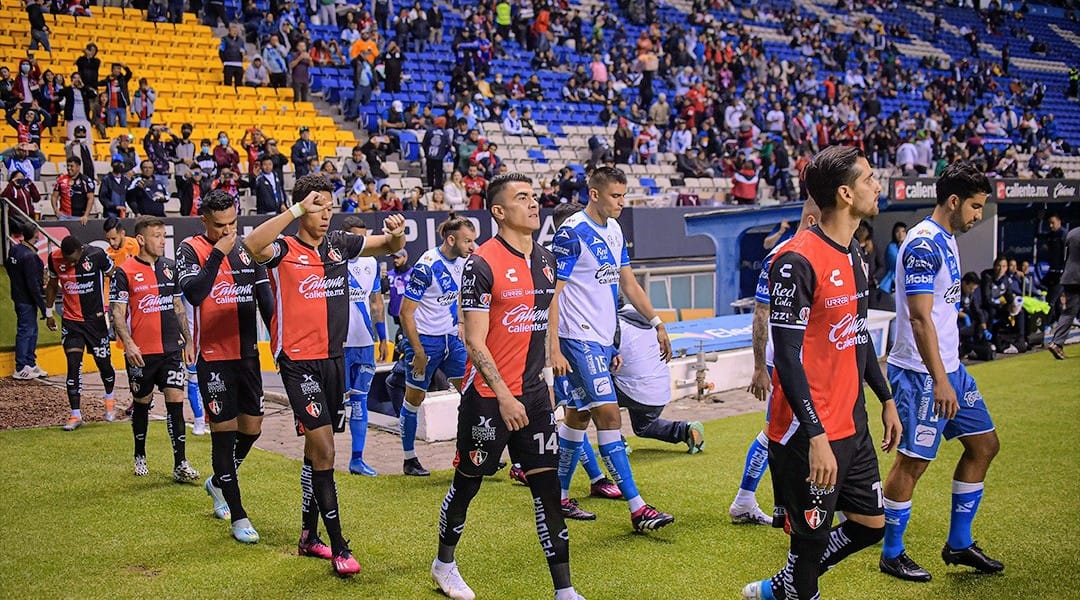 JUGADORES DEL ATLAS Y DEL PUEBLA SALEN AL CAMPO DURANTE UN PARTIDO