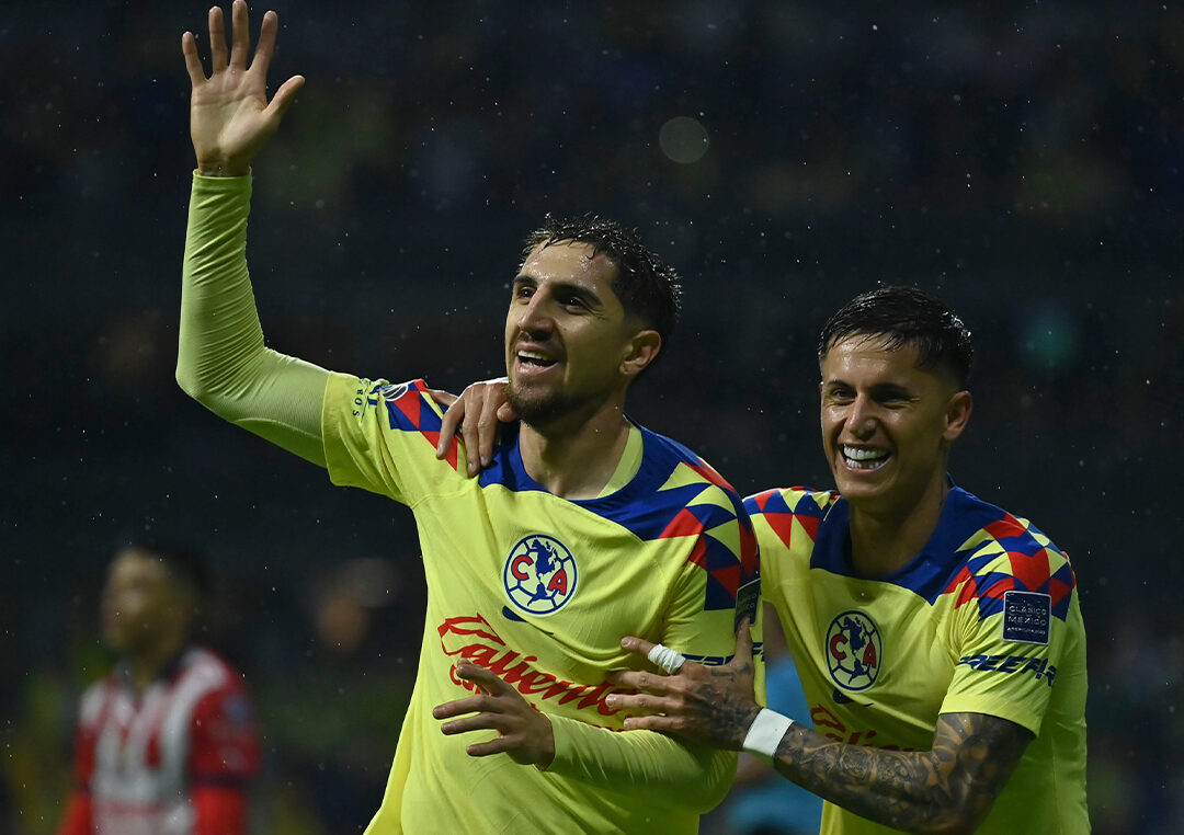 JUGADORES DEL AMÉRICA FESTEJAN EL TRIUNFO ANTE LAS CHIVAS