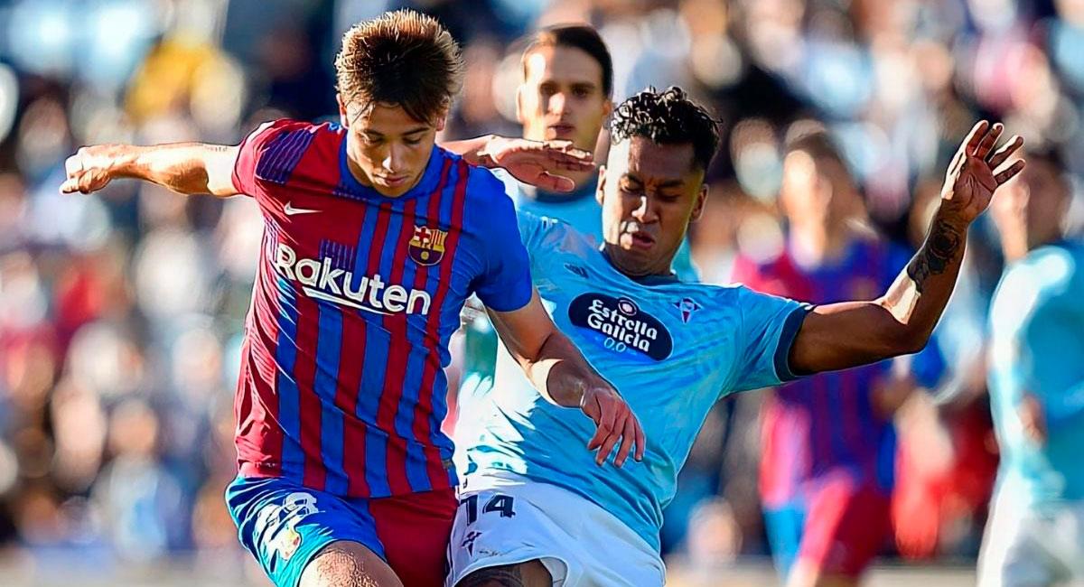 Jugadores disputan el balón