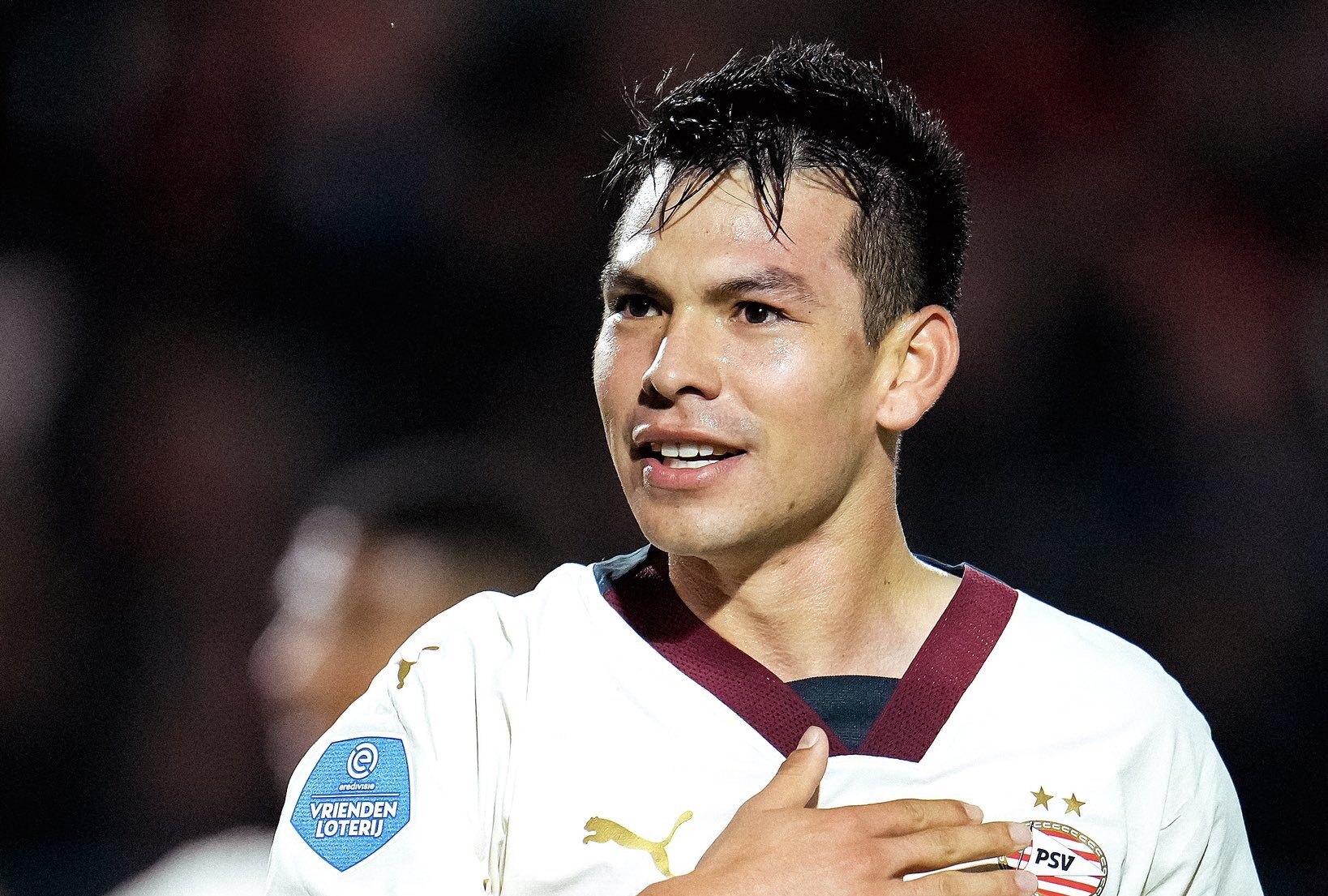 Lozano festejando su gol