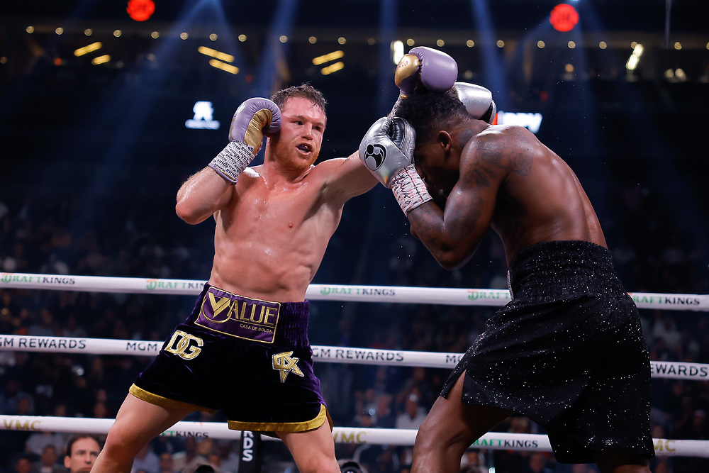 CANELO ÁLVAREZ GOLPEA A JERMELL CHARLO DURANTE LA PELEA