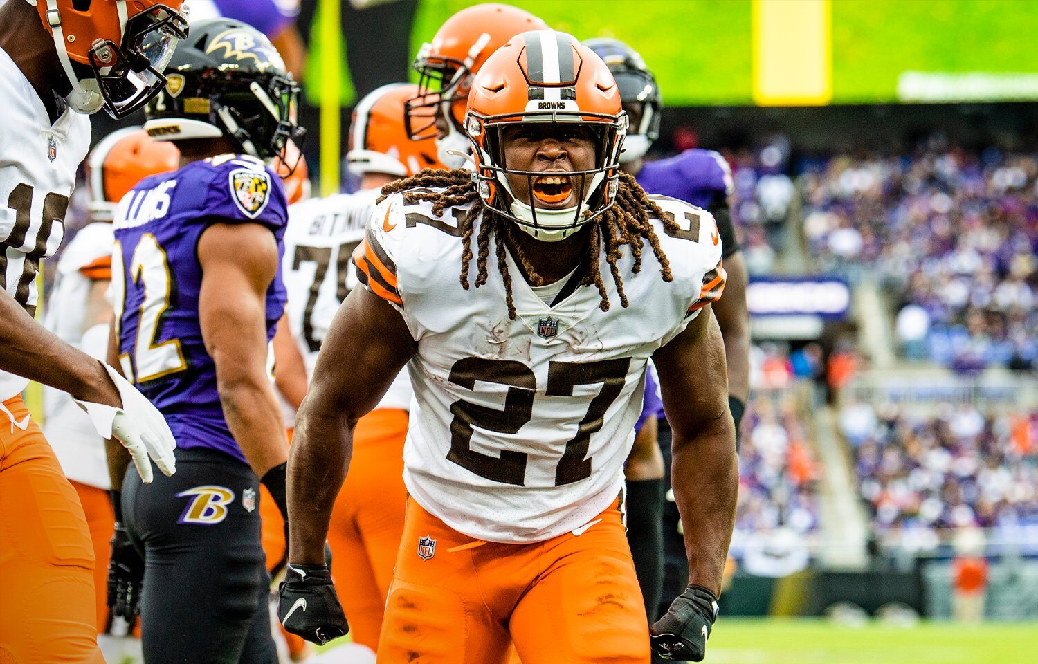 KAREEM HUNT EN UN PARTIDO CON LOS CLEVELAND BROWNS CELEBRANDO UNA ANOTACIÓN