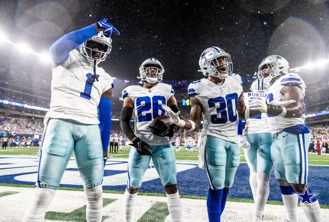 JUGADORES DE LOS COWBOYS FESTEJAN EN UN PARTIDO