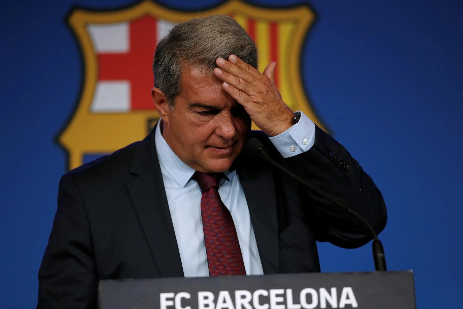 Joan Laporta lamentándose con la mano en la frente