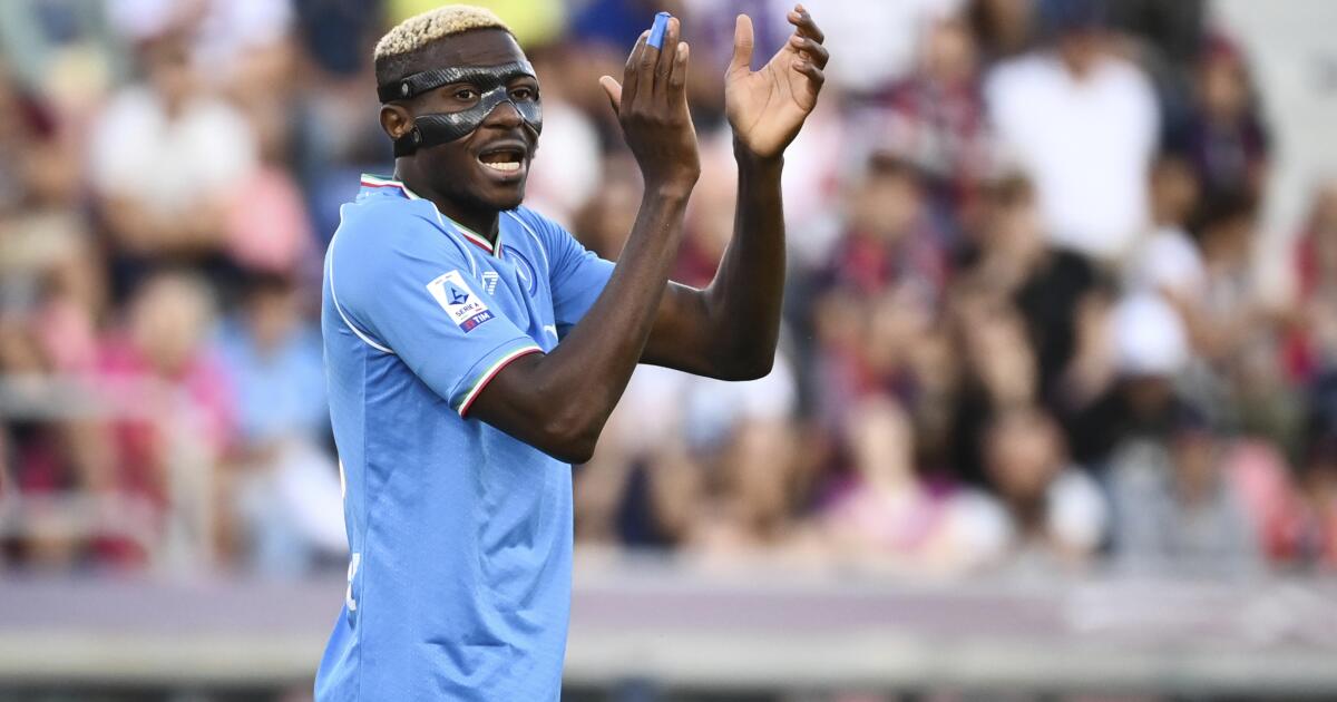 Osimhen aplaudiendo jugada del Napoli