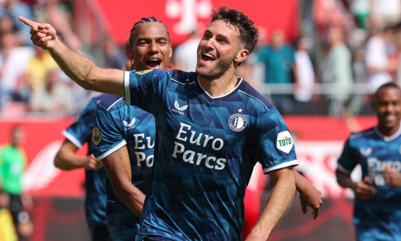 Bebote festejando un gol contra el Ajax