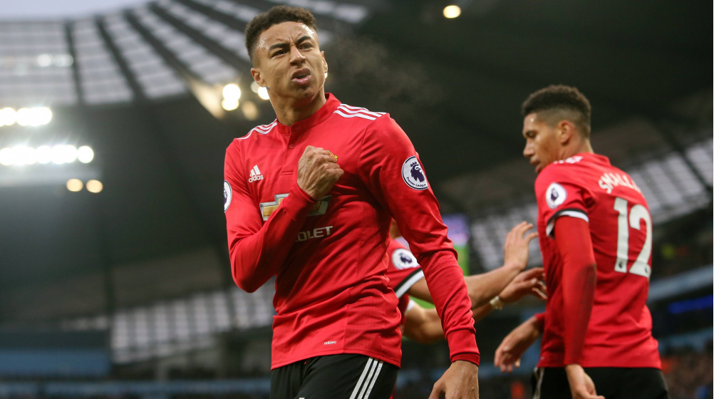 Lingard festejando un gol agarrando el escudo del United