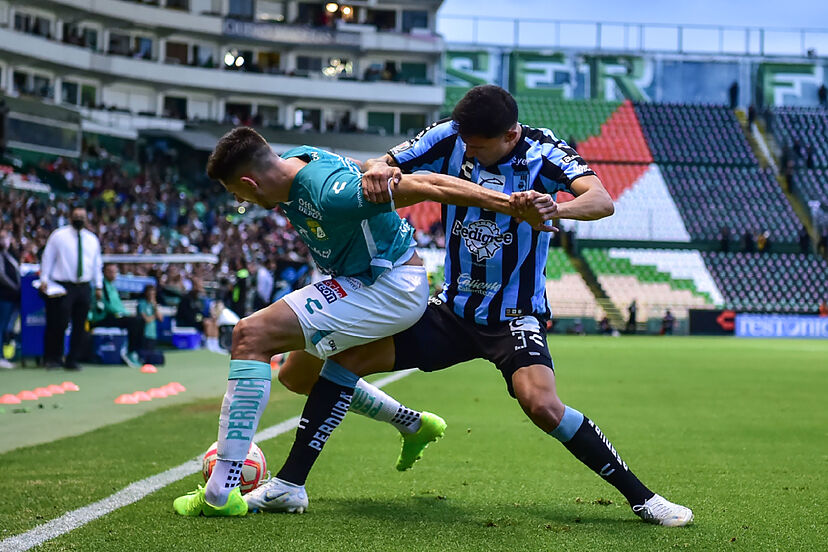 Jugador de León y Gallos peleando por el balón