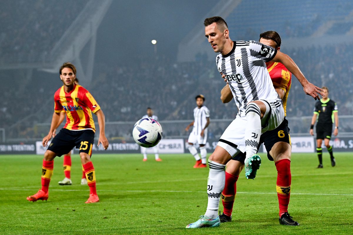 Milik disputando el balón
