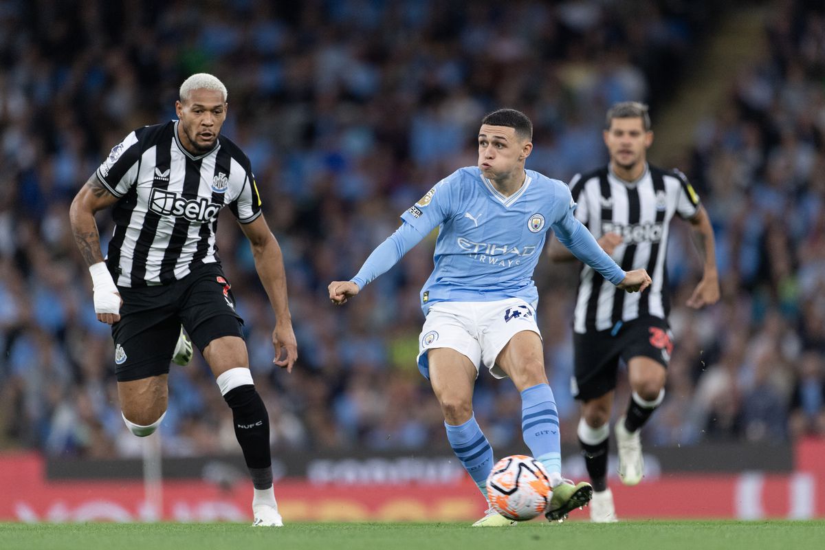 Foden dando un pase tras la llegada de Joelinton
