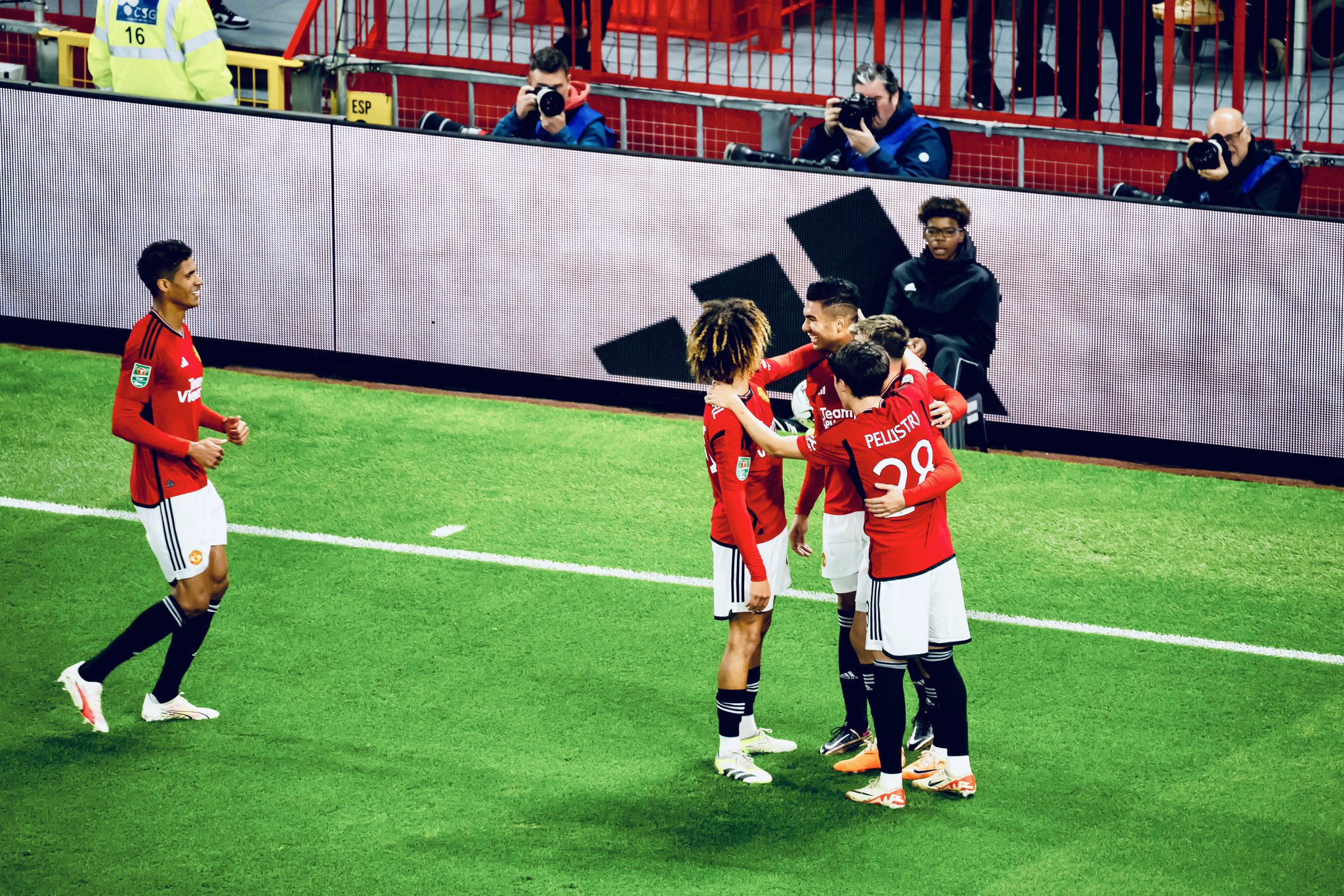 Manchester United festejando un gol