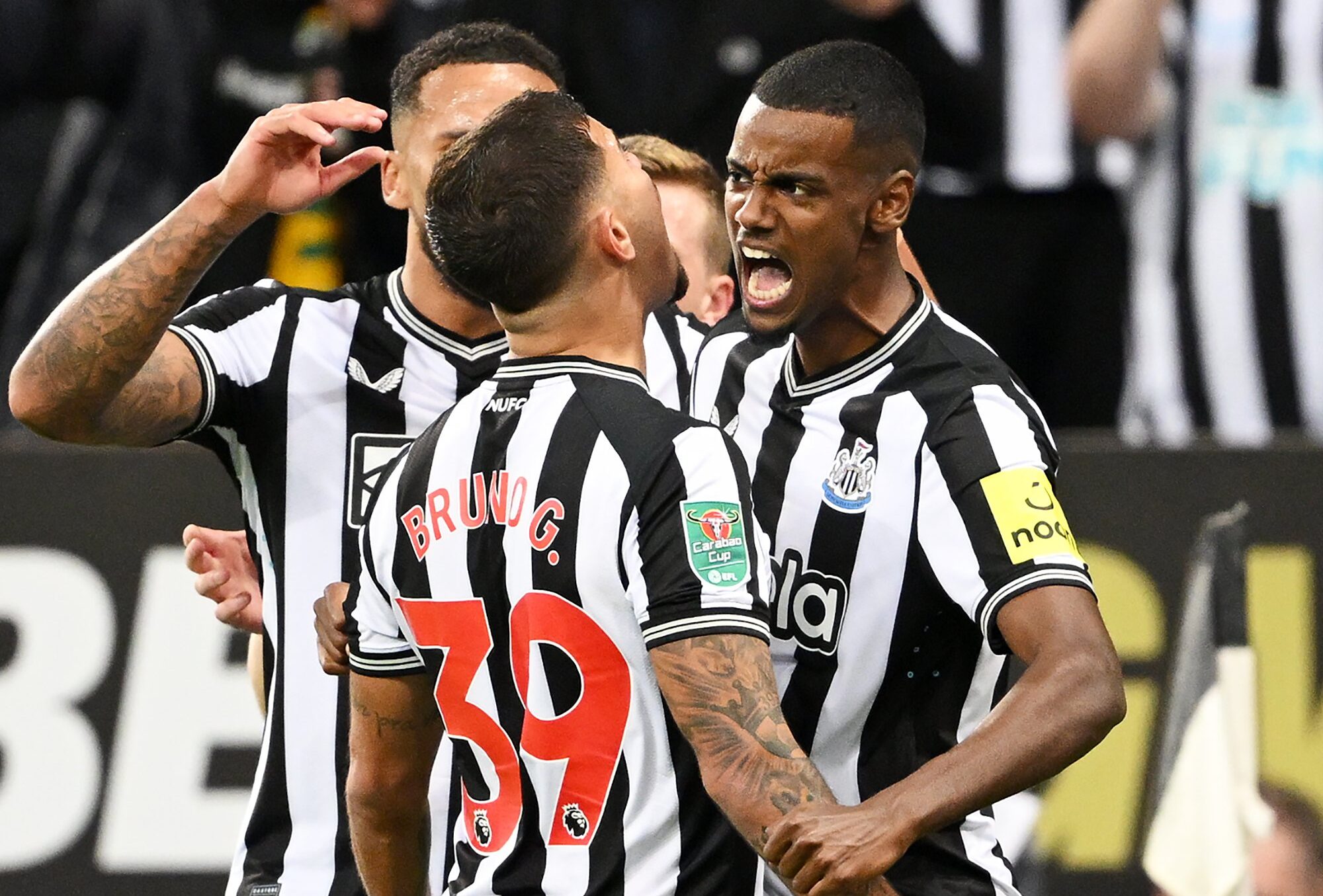 Newcastle festejando el gol de Isak
