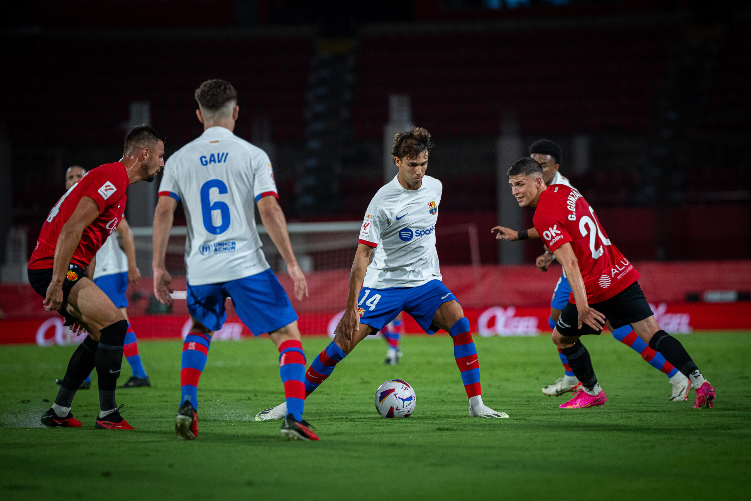 Joao Félix defiende el balón