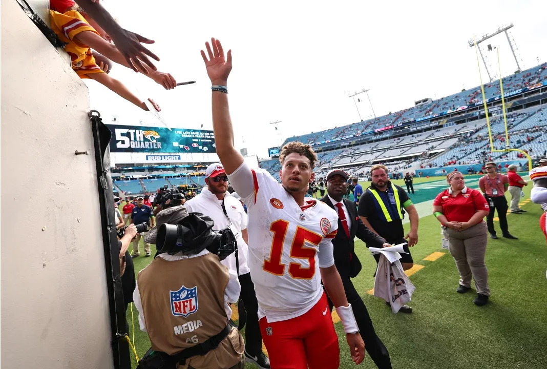 PATRICK MAHOMES SALUDA A LA AFICIÓN DESPUÉS DE JUEGO ANTE JACKSONVILLE