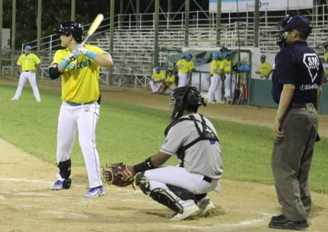 Marco López tomando turno al bat