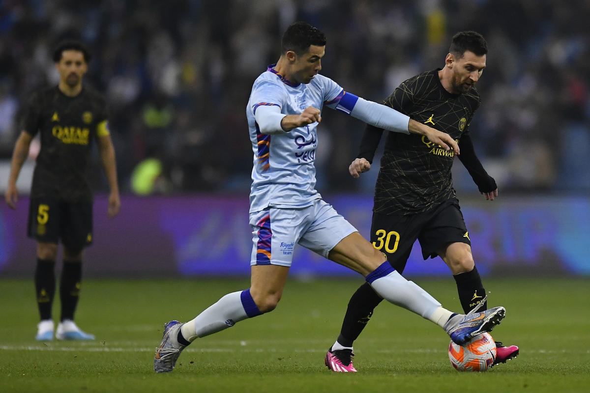 Cristiano y Messi disputando un balón