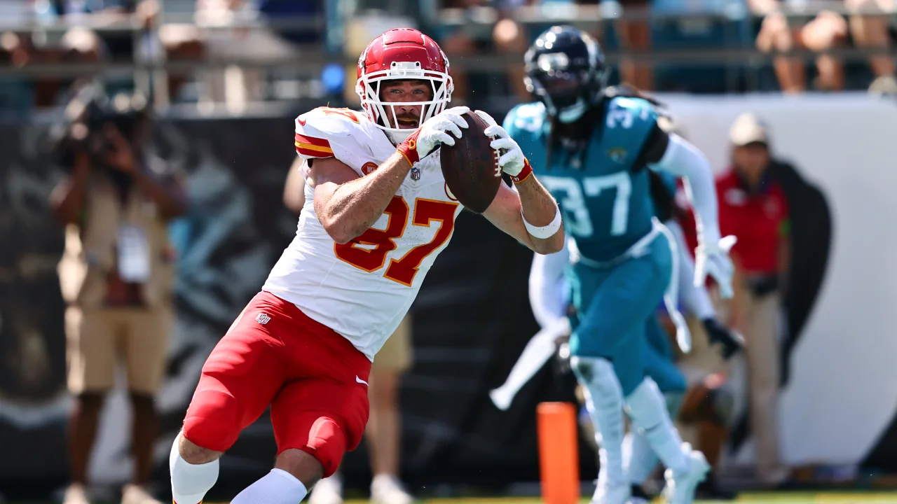TRAVIS KELCE HACE UNA RECEPCIÓN ANTE LOS JAGUARS
