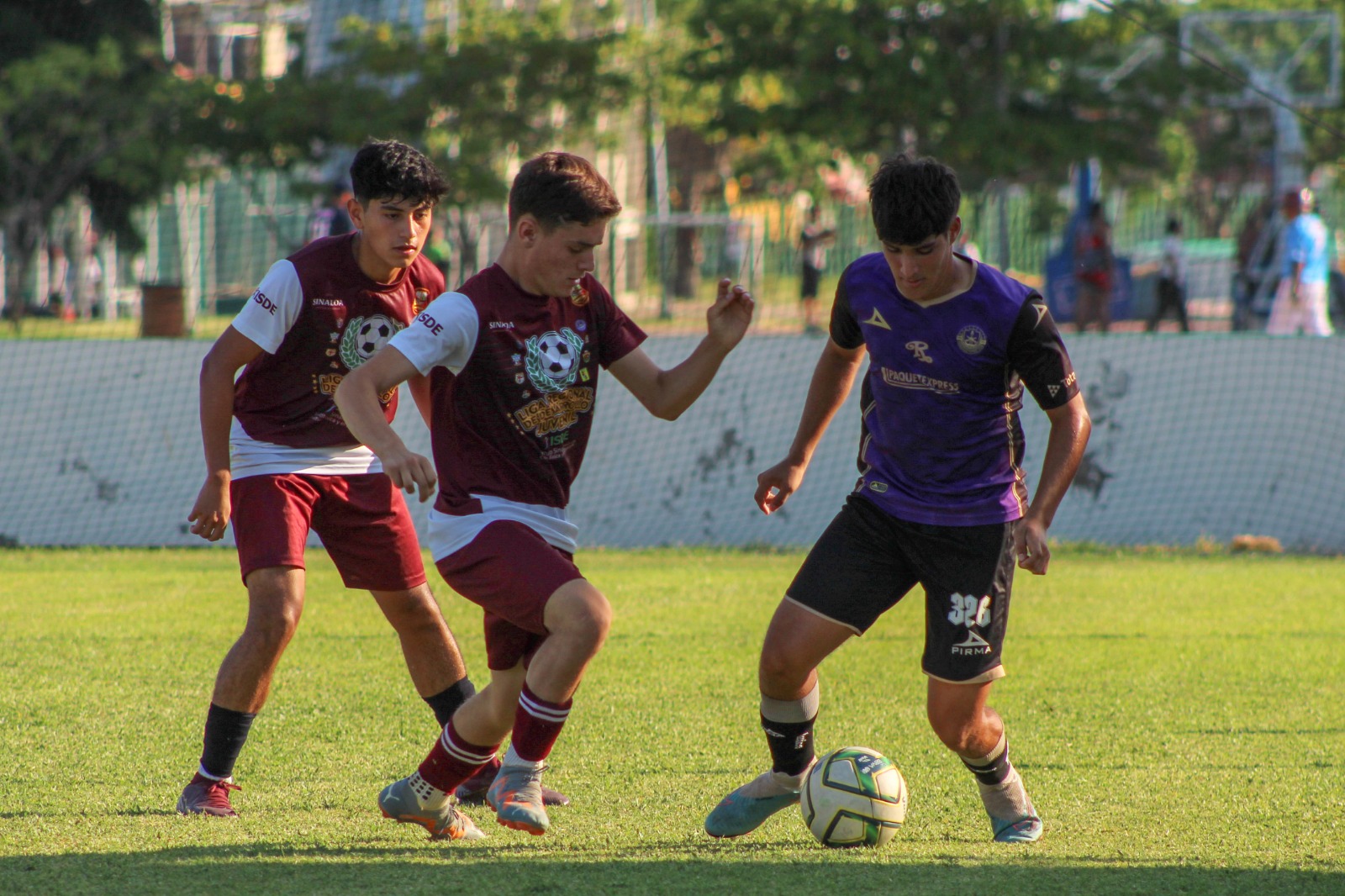 JUGADORES SE DISPUTAN EL BALÓN EN LA LIGA DE FUTBOL REGIONAL DE DESARROLLO JUVENIL 2023