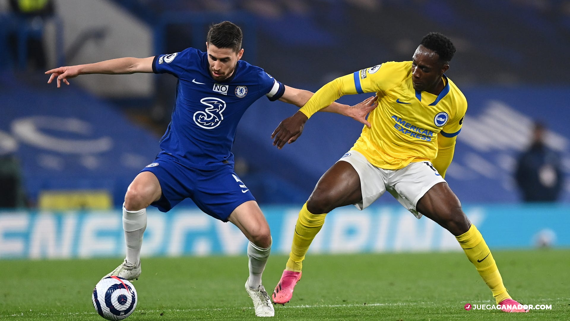 Jorginho y Welbeck disputando un balón