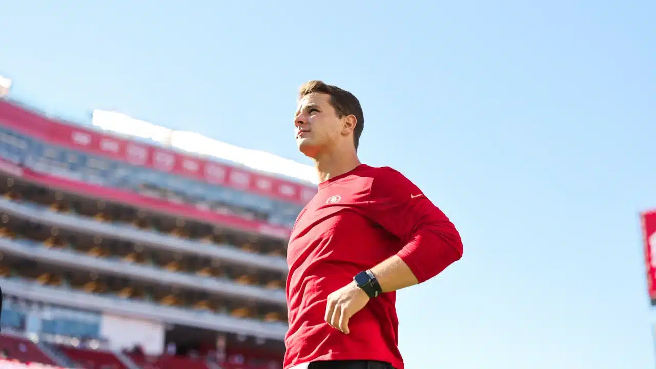 BROCK PURDY, MARISCAL DE CAMPO LOS 49ERS, DURANTE UN CALENTAMIENTO