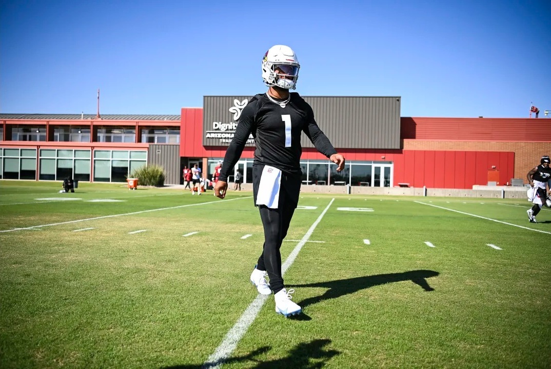 KYLER MURRAY, MARISCAL DE CAMPO DE LOS CARDINALS, EN SU REGRESO A LOS ENTRENAMIENTOS