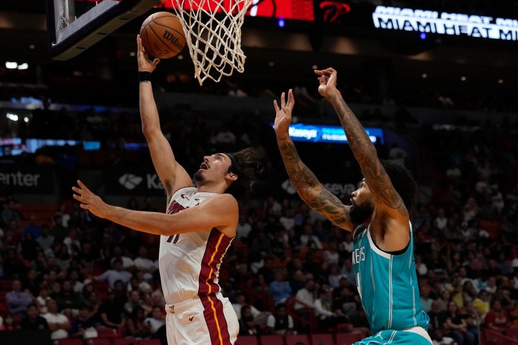JAIME JÁQUEZ JR ANOTA UNA CANASTA PARA EL HEAT ANTE LOS HORNETS
