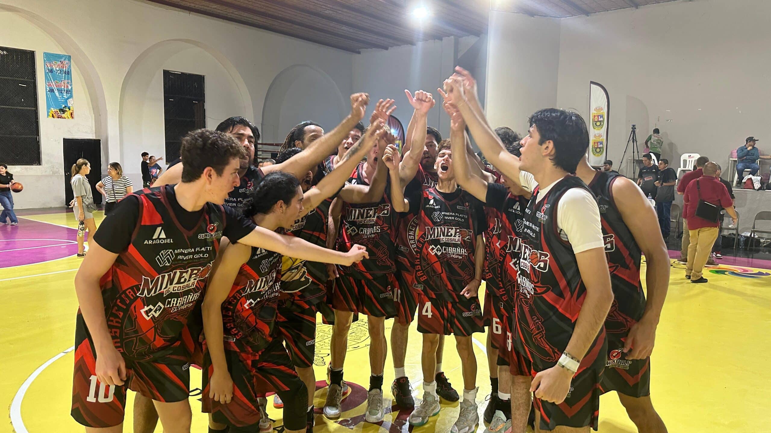MINEROS DE COSALÁ CELEBRAN TRAS UN PARTIDO EN LA LBP