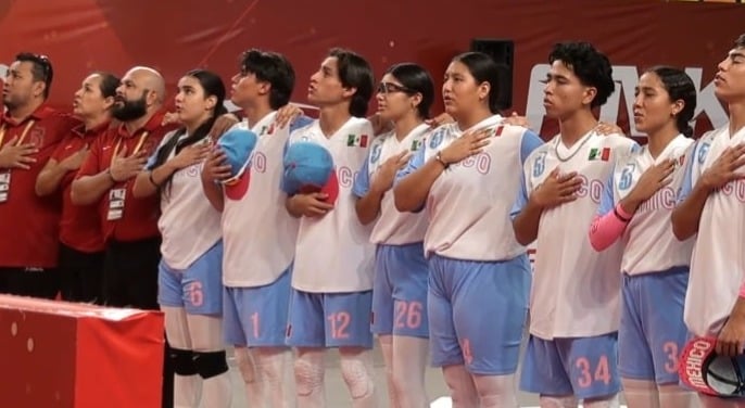 LOS SELECCIONADOS MEXICANOS DURANTE LA CEREMONIA DE HIMNOS NACIONALES EN EL MUNDIAL DE BEISBOL 5