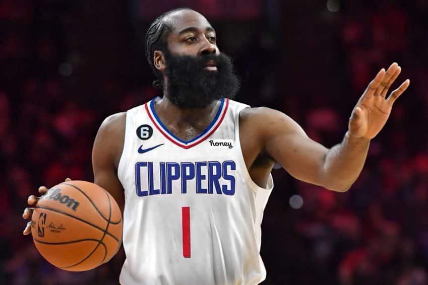 JAMES HARDEN CON EL UNIFORME DE LOS CLIPPERS EN UN PARTIDO DE LA NBA