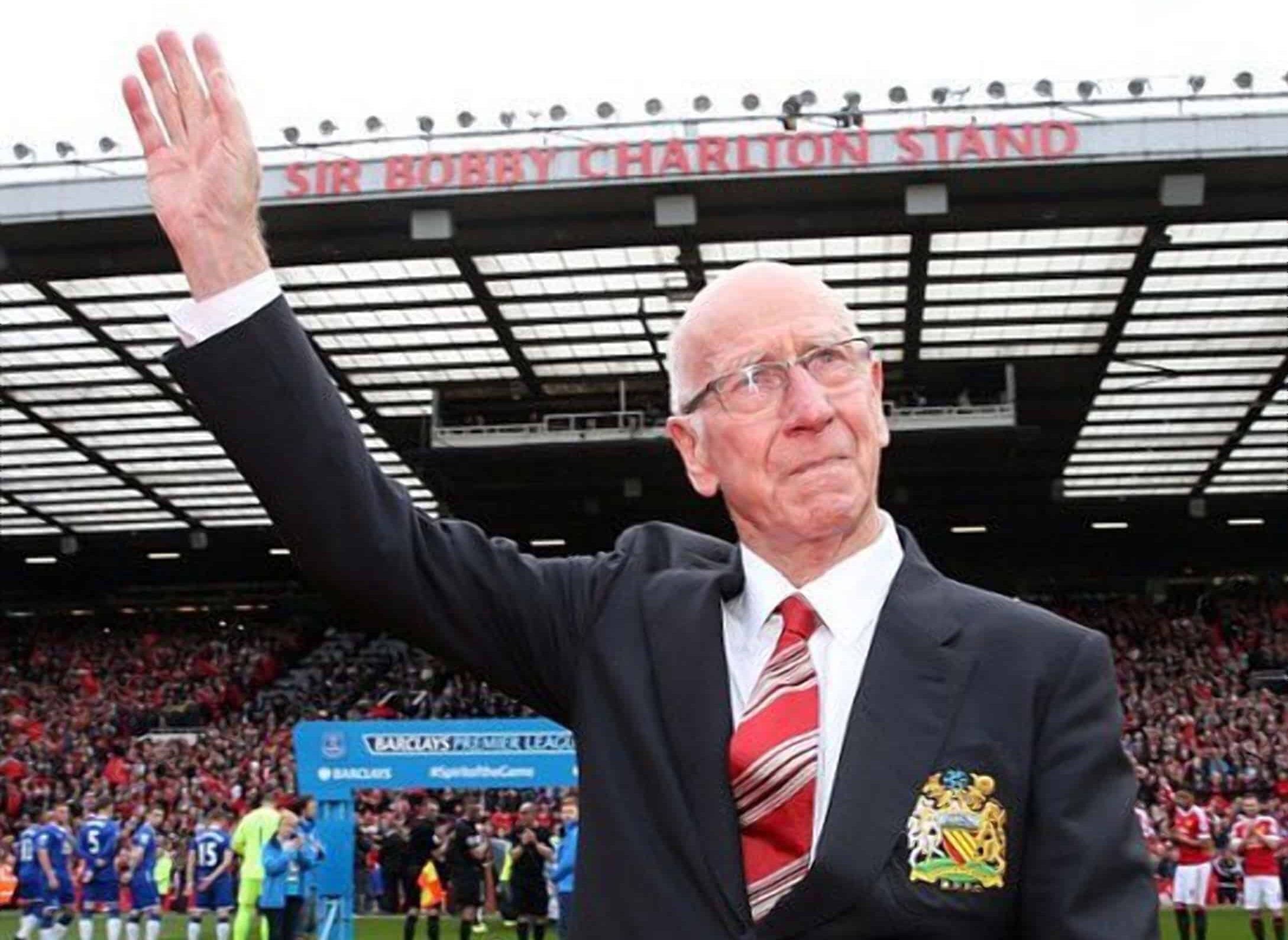 SIR BOBBY CHARLTON SALUDA AL PÚBLICO DURANTE UN HOMENAJE QUE RECIBIÓ HACE TIEMPO