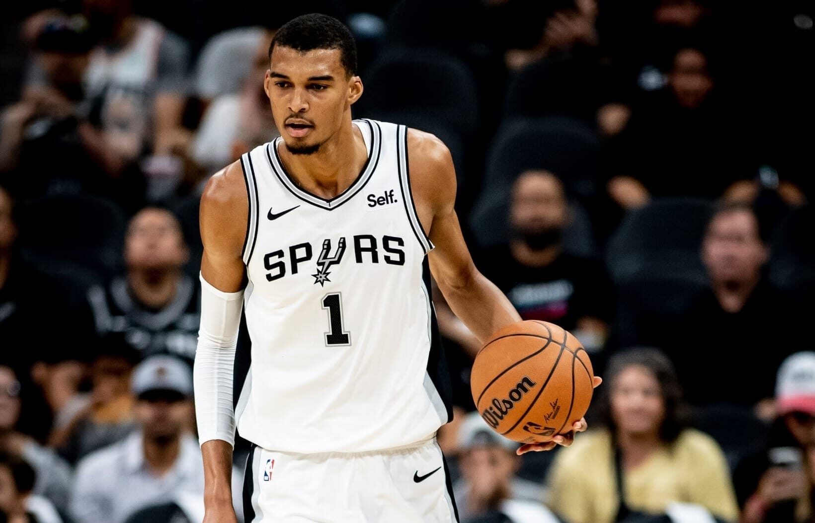 VÍCTOR WEMBANYAMA BOTA EL BALÓN EN UN JUEGO DE LOS SPURS