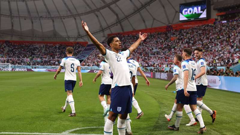 Jude celebrando gol con los brazos abiertos