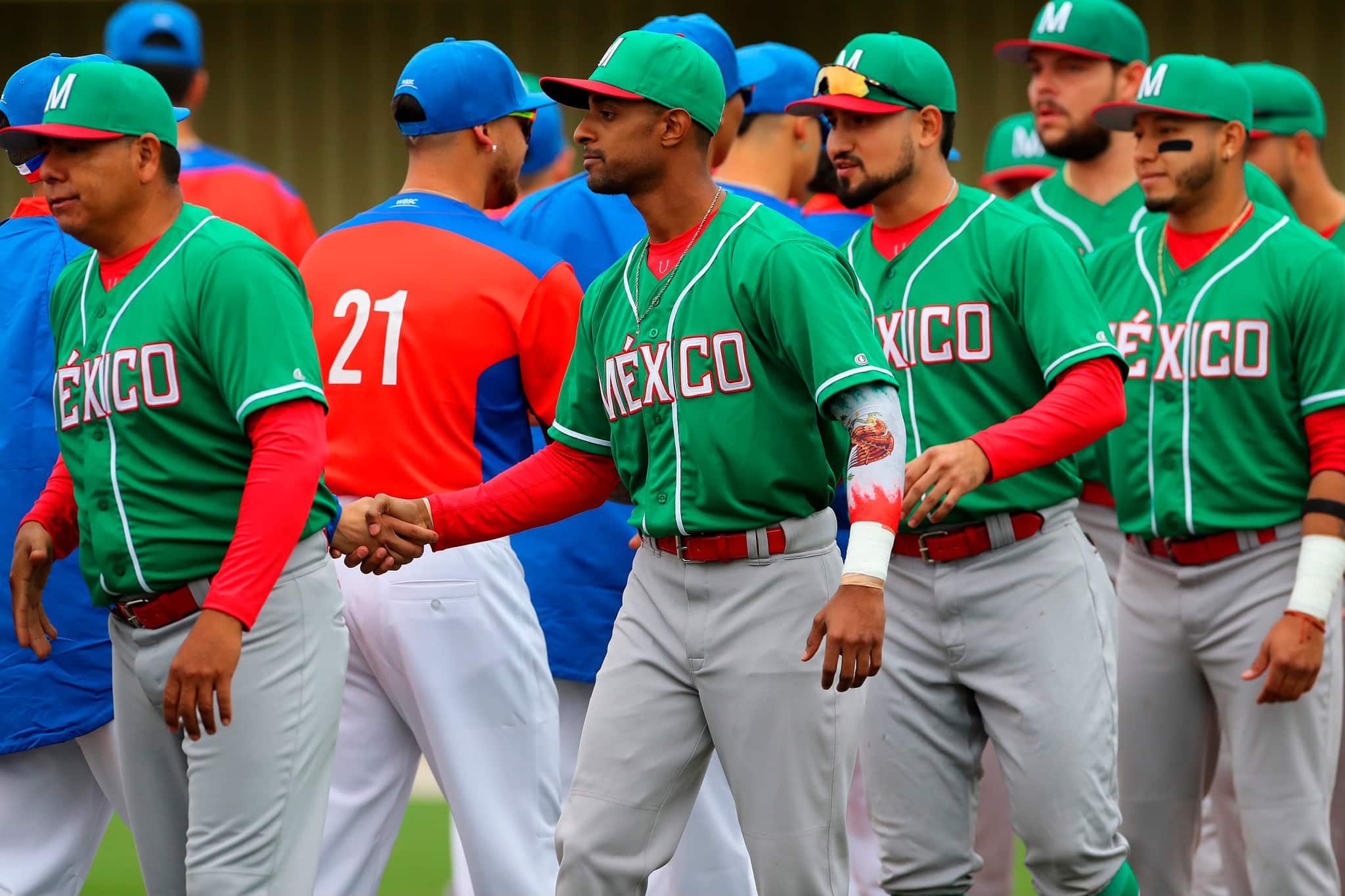 México saludando a los jugadores de Chile