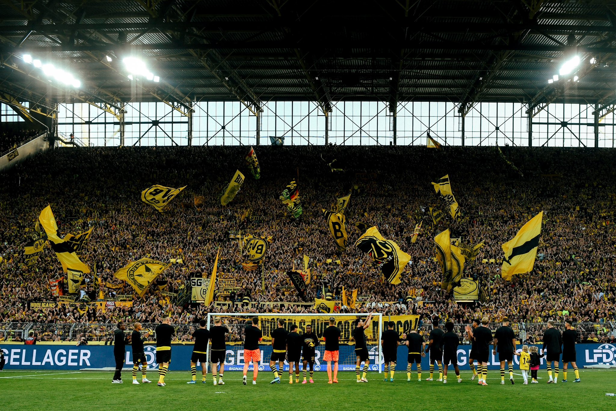 Equipo festejando con la afición