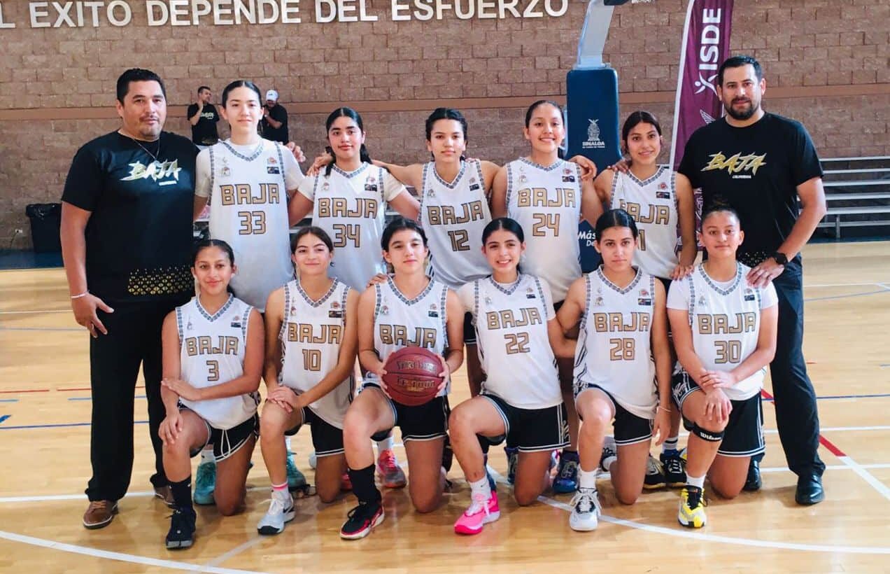 EL EQUIPO DE BAJA CALIFORNIA POSA PARA LA FOTO PREVIO AL INICIO DEL NACIONAL DE BALONCESTO ADEMEBA FEMENIL