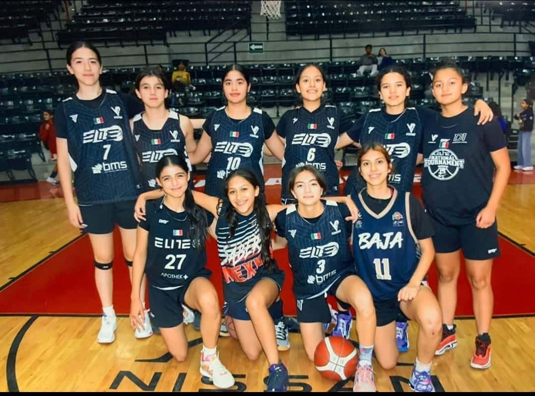 JUGADORAS DE BAJA CALIFORNIA POSAN PARA LA FOTO ANTES DE UN JUEGO